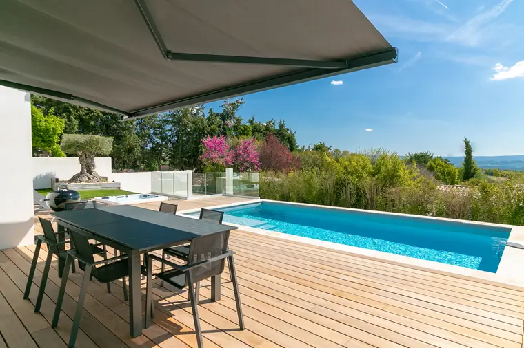 La Contemporaine de Bédoin — outdoor and pool
