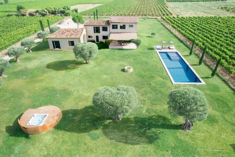Le Prado, Mazan — garden, pool and hot tub